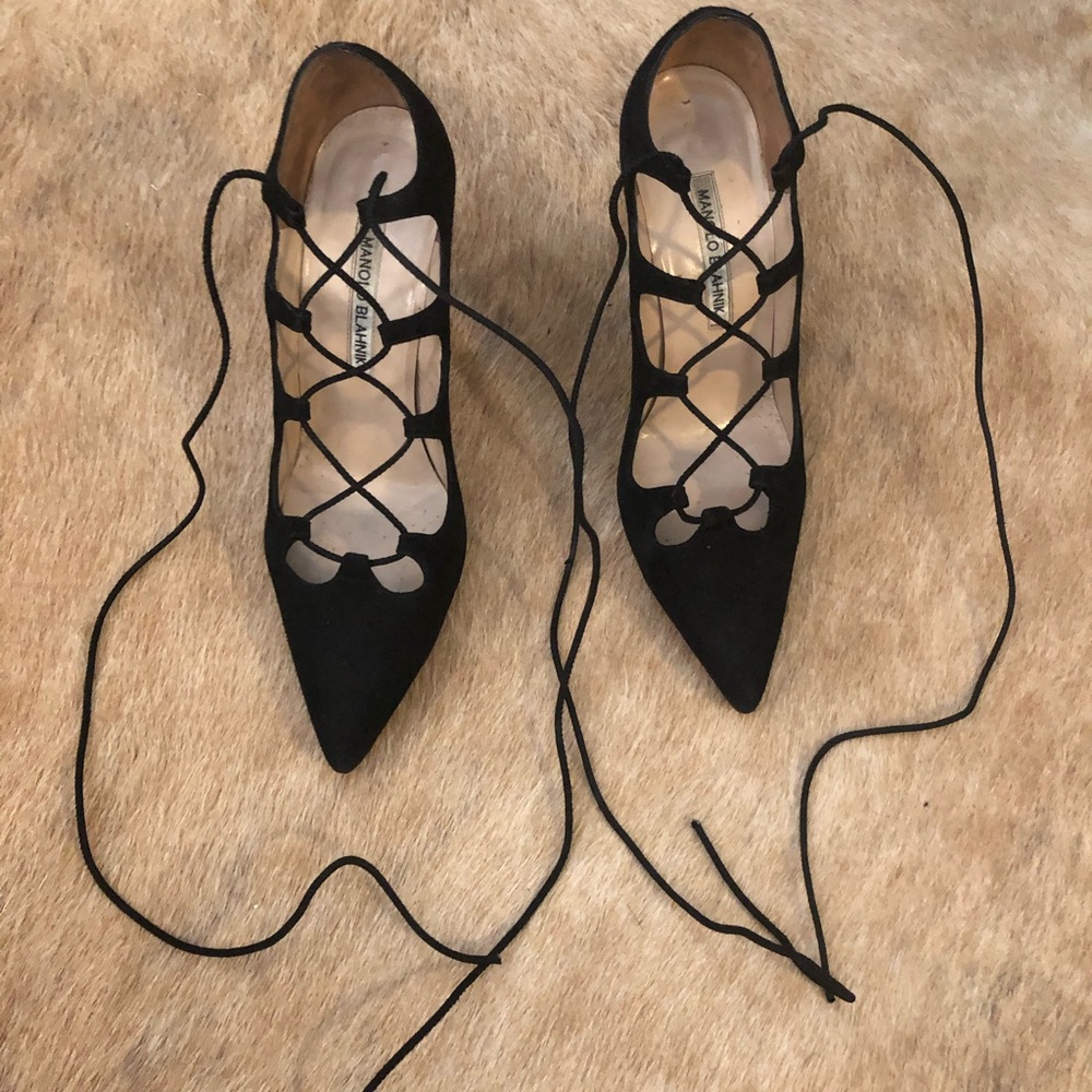 Manolo Blahnik
Rogustta Lace-Up Point-Toe Pump